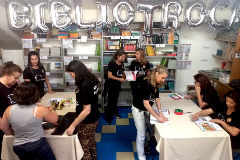 Para economizar, famílias trocam livros e uniformes