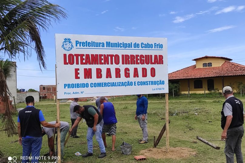 Estes são os primeiros loteamentos irregulares a receberem as placas de Embargo Administrativo. Imagem: Divulgação/ Prefeitura Cabo Frio