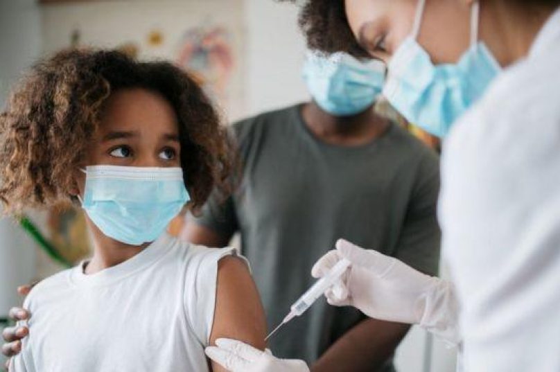 É preciso levar cartão de vacinação, cartão do SUS ou CPF da criança, além do laudo médico. Foto Reprodução BBC