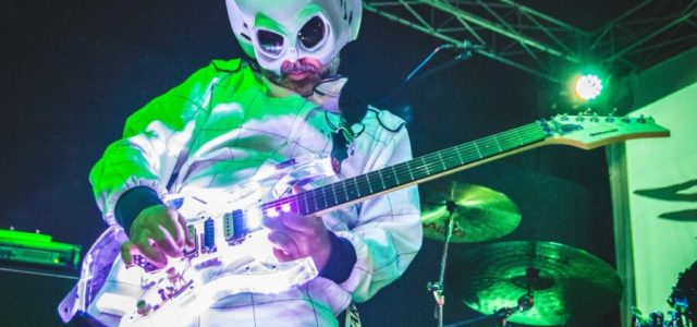 Guitarrista Beto Lefevre estreia espetáculo Alien Guitar