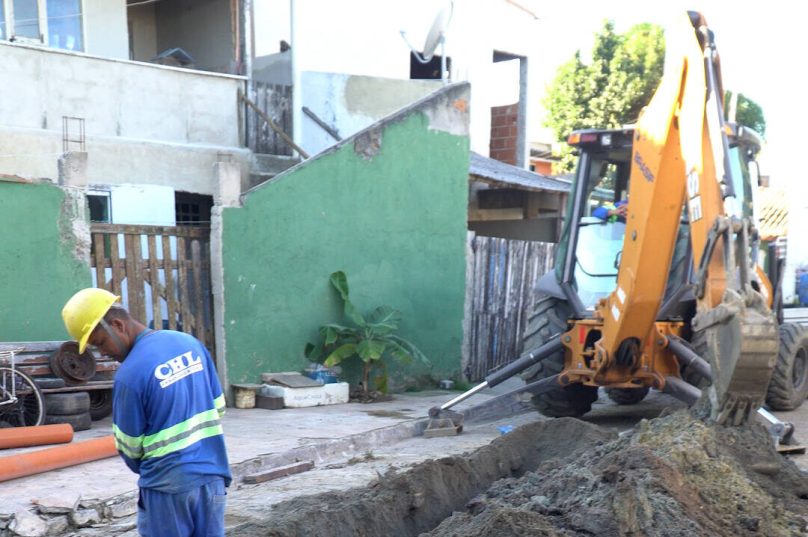 Cem Braças, tradicional bairro de Búzios, na Região dos Lagos do Rio, sempre conviveu com água e esgoto como vizinhos indesejados. Alagamentos eram constantes. Em dias de chuva, as bombas de sucção do bairro, que fica abaixo do nível do mar, trabalhavam em dobro, drenando o excesso de água do solo encharcado. Em tempo seco, o sistema primário de captação de esgoto funcionava, mas de forma insuficiente, e o cheiro forte lembrava aos moradores que a situação era crítica. Nas praias de Manguinhos e Rasa, destino final das águas pluviais com contribuição de esgoto do bairro — especialmente na área conhecida como Barra Grande, Rua Rancho Mutã —, os extravasamentos eram rotina / foto Ronald Pantoja
