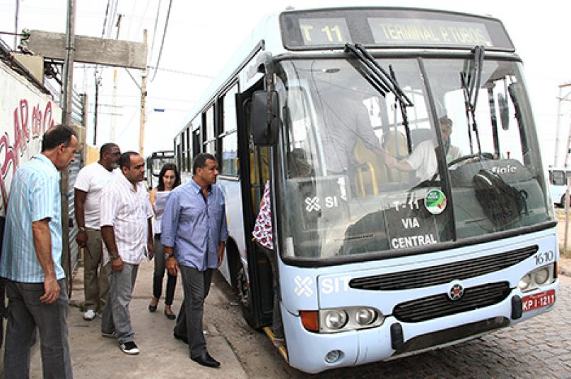 03-01-2013 Subsecretário de Transportes e Mobilidade Urbana viaja no ônibus T11, do Lagomar ao Terminal Parque de Tubos. Na foto, Elias Malvan (fiscal de transportes), Luís Carlos Gomes (Coordenador de Cadastro e Vistoria) e Paulo César Alves (Coordenador Geral da Secretaria de Mobilidade Urbana). Macaé/RJ. Foto: Guga Malheiros/Prefeitura de Macaé
