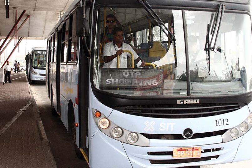 03-01-2013 Subsecretário de Transportes e Mobilidade Urbana viaja no ônibus T11, do Lagomar ao Terminal Parque de Tubos. Macaé/RJ. Foto: Guga Malheiros/Prefeitura de Macaé