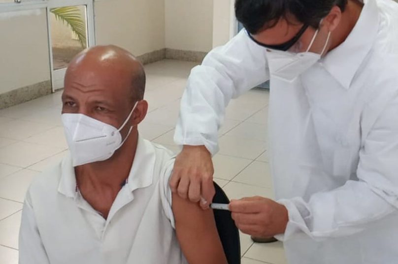 Enfermeiro Marcio Ferreira, primeira pessoa a ser vacinada em Búzios. Imagem: Prensa de Babel