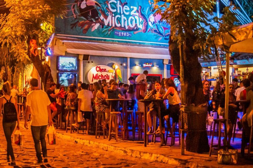 Chez Michou promove Noite do Rock neste sábado (10), com entrada gratuita, rock ao vivo e crepes na Rua das Pedras em Búzios / foto divulgação Chez Michou