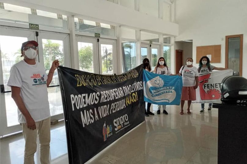 Manifestação dos professores na Câmara Municipal. Imagem: Sinpro