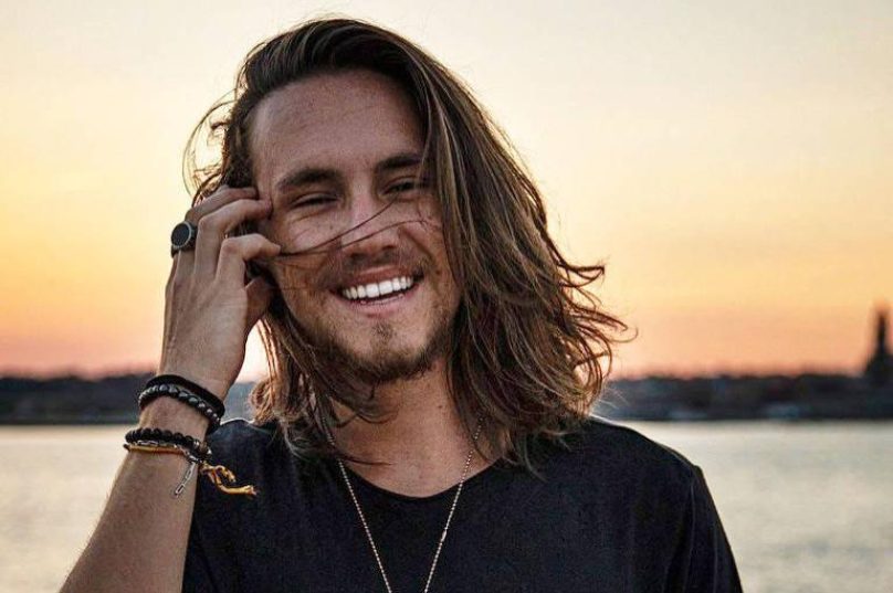 Vitor Kley se apresenta no primeiro dia de evento | Imagem: F5 Folha