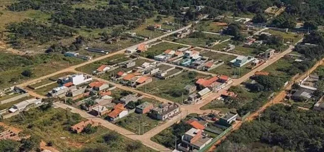 Estrada da Fazendinha, é alvo de disputas judiciais e investigação do Ministério Público do Rio de Janeiro por grilagem de terras. A região tem sido ocupada irregularmente por grupos ligados à milícia, segundo reportagens do jornal O Globo.

FOTO - O GLOBO