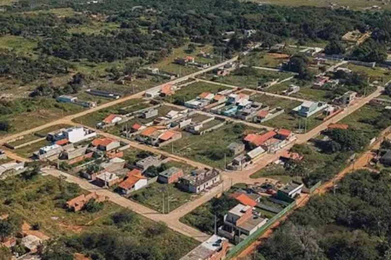 Estrada da Fazendinha, é alvo de disputas judiciais e investigação do Ministério Público do Rio de Janeiro por grilagem de terras. A região tem sido ocupada irregularmente por grupos ligados à milícia, segundo reportagens do jornal O Globo.

FOTO - O GLOBO