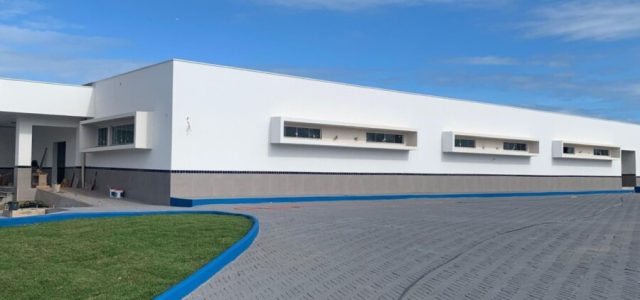 Nos próximos dias, a obra avança com a instalação das esquadrias, acabamentos dos banheiros e cozinha. (Foto: Divulgação)