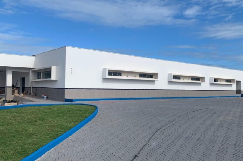 Nos próximos dias, a obra avança com a instalação das esquadrias, acabamentos dos banheiros e cozinha. (Foto: Divulgação)