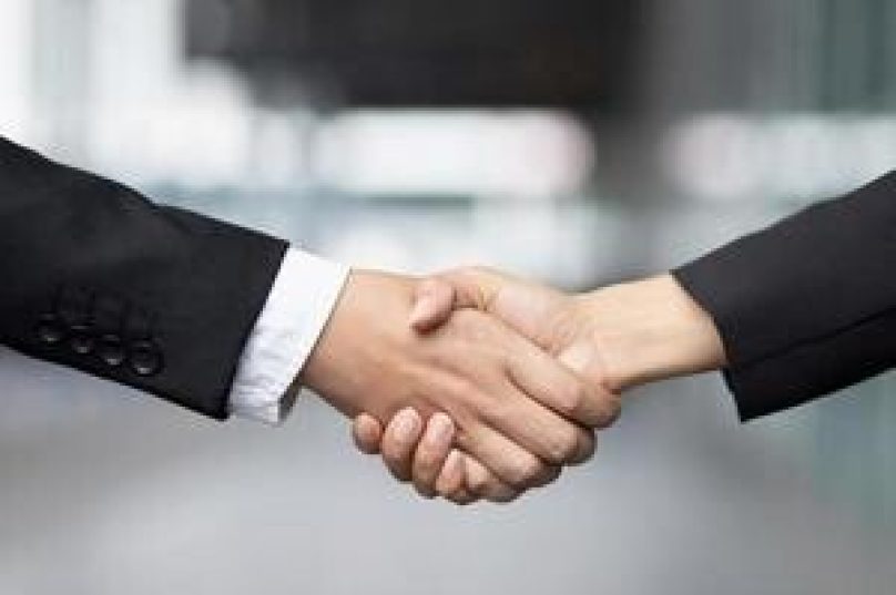 17506425-closeup-de-uma-empresaria-de-aperto-de-mao-de-empresario-entre-dois-colegas-ok-ter-sucesso-nos-negocios-de-maos-dadas-foto