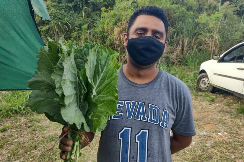 Maelson Silva é agriculto e participa da feira vendendo hortaliças há três anos. Imagem: Gonzalo Arselli