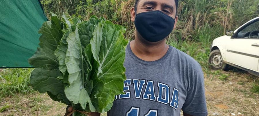 Maelson Silva é agriculto e participa da feira vendendo hortaliças há três anos. Imagem: Gonzalo Arselli