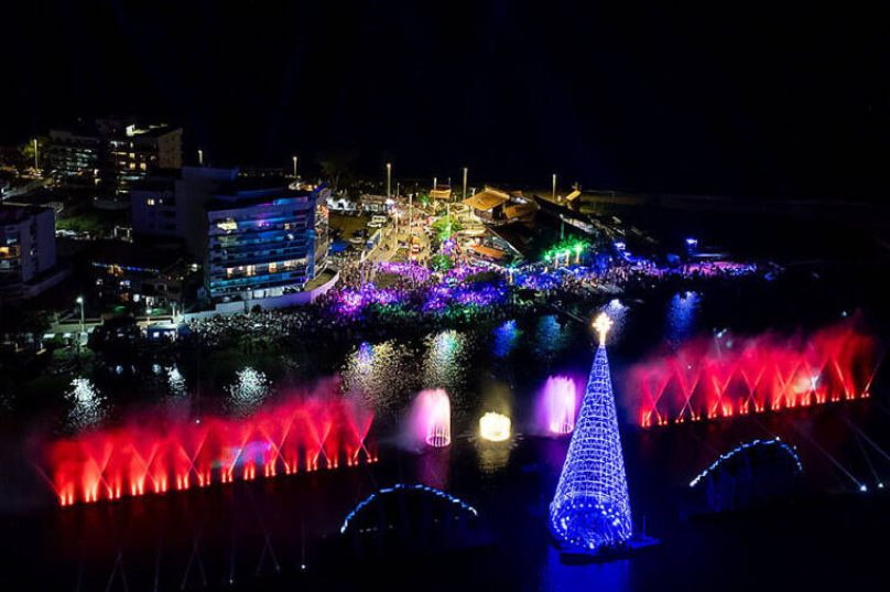 Vila do Noel, na Praia Campista, segue aberta ao público neste domingo (14) como parte da programação do Natal Magia 2025 em Macaé / Rui Porto FIlho