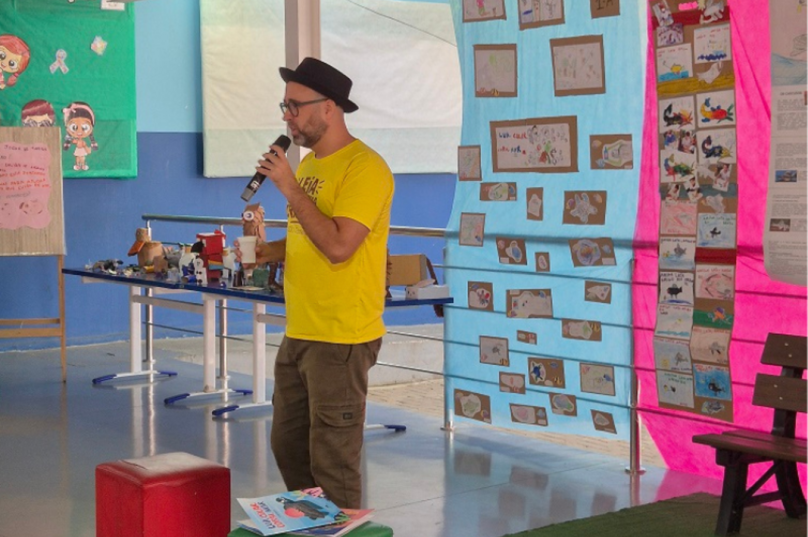 Autor leva o Projeto Douradinho a mil estudantes de Imbituba (SC)