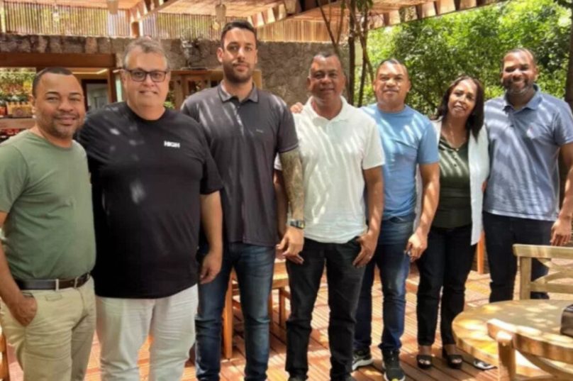 União pelo Legislativo: Anderson Chaves ao lado dos vereadores Victor (à esquerda)Santos, Tony Russo, Dida Gabarito, Aurélio Barros, Jô da Saúde e Josué Pereira, que declararam apoio à sua candidatura para a presidência da Câmara de Búzios no próximo biênio. A aliança fortalece a visão de um Legislativo coeso em prol do desenvolvimento do município - Foto Divulgação