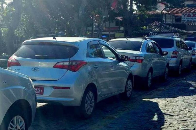 Plenário da Câmara de Búzios durante votação do projeto que amplia o tempo de uso dos veículos de táxi