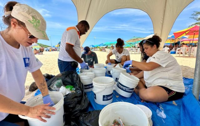 Voluntários atuando durante a ação de limpeza na praia do Peró / Créditos: Prefeitura de Cabo Frio