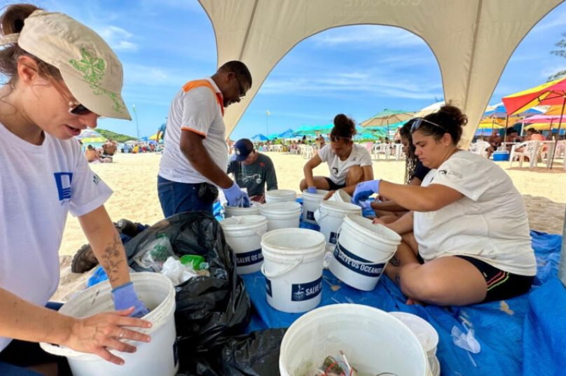 Voluntários atuando durante a ação de limpeza na praia do Peró / Créditos: Prefeitura de Cabo Frio