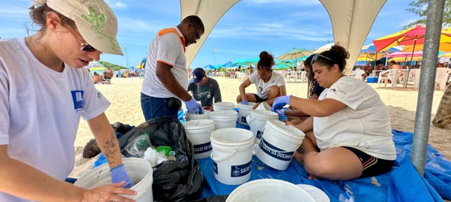 Voluntários atuando durante a ação de limpeza na praia do Peró / Créditos: Prefeitura de Cabo Frio