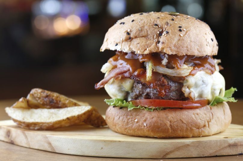15º Festival Gastronômico de Búzios. Produção de Gil Castelo Branco. Ona Sucos. Hamburger Americano. Hamburguer com 200g de fraldinha, queijo, bacon crocante, cebola crispy, salada e molho barbecue acompanhado de batata delux. Abril de 2016. Fotos de Fabio Rossi