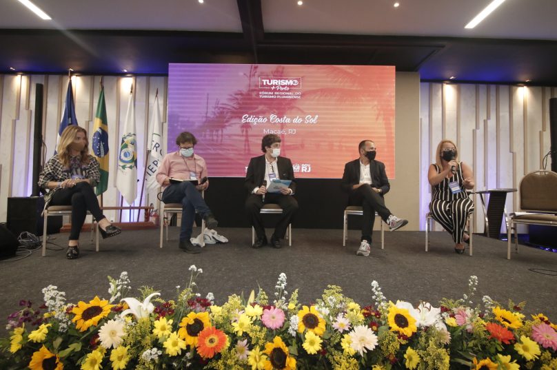 Os nomes que comporam a mesa de debate, foram: O subsecretário de Grandes Eventos do Estado do Rio de Janeiro, Marcelo Monfort; CEO WSL Latin America, Ivan Martinho; Azul Produções Artísticas, Stenio Mattos; secretária de Desenvolvimento Econômico e Turismo de Rio de Janeiro, Aurora Siqueira; Produtor do Desguta Búzios, Alexandre Verdade. Imagem: Turismo RJ +Perto | Divulgação