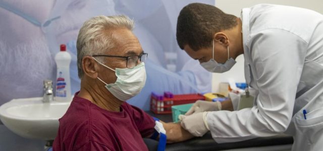 O aposentado José Joeliton de Souza Santos, 67 anos, morador na Praia Campista, é o primeiro voluntário da pesquisa. Foto Bruno Campos