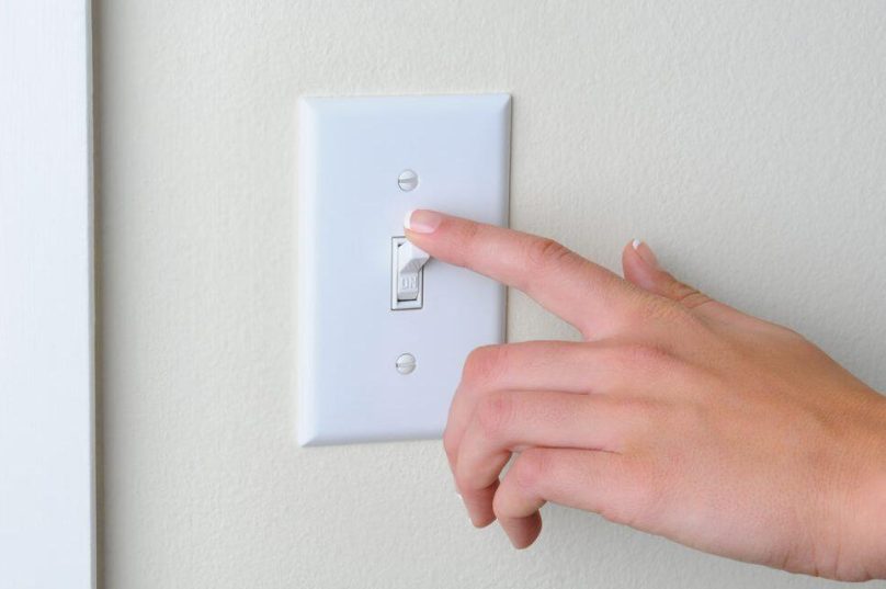 Desligar a luz quando sair do ambiente e uma dica da concessionária de energia elétrica da Região dos Lagos. Foto reprodução.