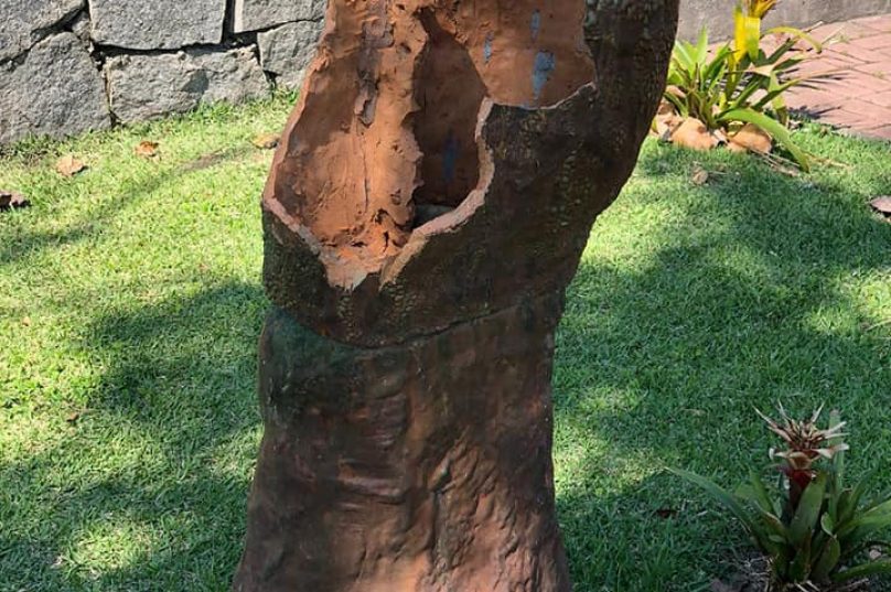 A estátua que representa a palma da mão aberta do próprio artista foi quebrada restando só o punho. Foto: Divulgação
