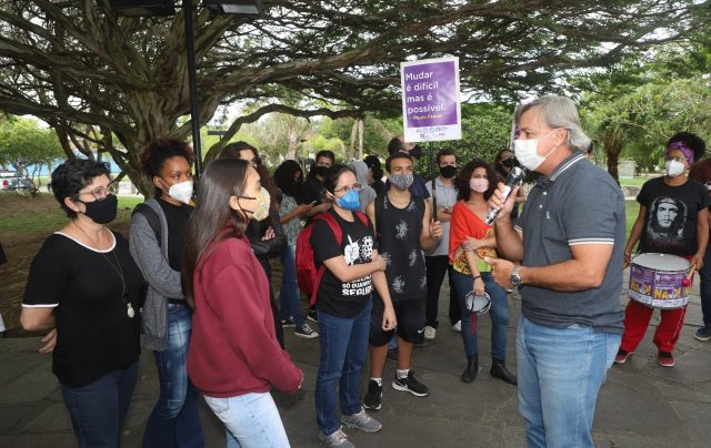 O ato contou com a participação da direção do Sepe Lagos nas comunidades escolares do C. M. Paulo Freire e do INEFI, além de várias outras entidades, movimentos e organizações que integram a frente Defenda a Educação em Búzios. Foto: PMAB