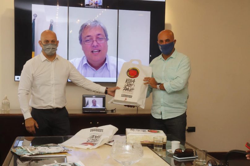 O prefeito Alexandre Martins acompanhou a assinatura através de uma videochamada.