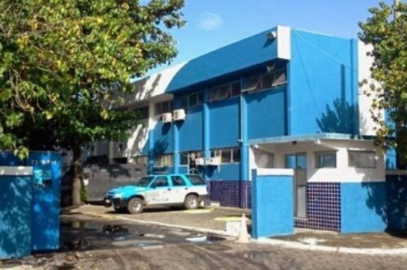 A Polícia Militar afastou os agentes dos serviços nas ruas que estavam envolvidos na violência contra participantes e equipamentos da batalha de rap no bairro Manoel Corrêa, em Cabo Frio. O caso ganhou notoriedade após um vídeo publicado nas redes sociais viralizar. Um procedimento interno também foi instaurado para apurar a situação. Foto Reprodução I Internet
