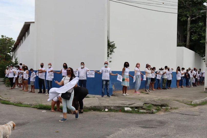 Comunidade escolar no ato em defesa da Escola Municipal Américo Vespúcio. | Imagem: SEPE Lagos | Reprodução