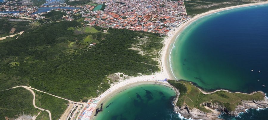 Praia do Peró, local que será arena da competição. Imagem: Ernesto Galiotto | Reprodução
