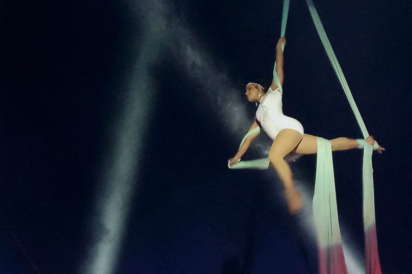 Sthefani é uma talentosa acrobata aérea que voa sob o palco executando acrobacias ágeis em tecido. Imagem divulgação
