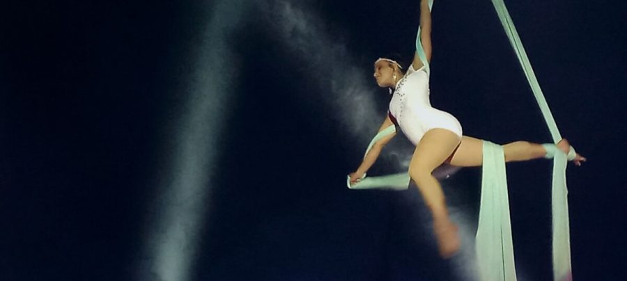 Sthefani é uma talentosa acrobata aérea que voa sob o palco executando acrobacias ágeis em tecido. Imagem divulgação