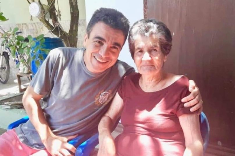 Mirinho postou uma foto com a mãe nas redes sociais. Foto arquivo pessoal