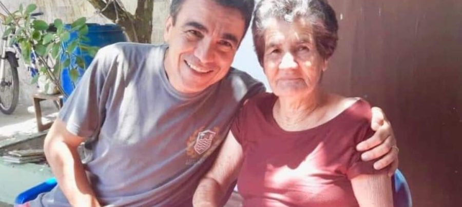 Mirinho postou uma foto com a mãe nas redes sociais. Foto arquivo pessoal