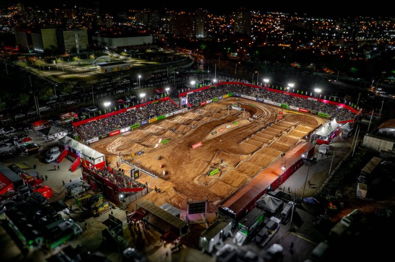 Arena Cross 2026 abre temporada com pilotos internacionais