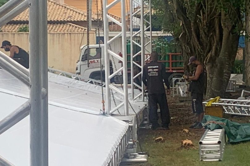 Equipe realizando a montagem da nova tenda de triagem / foto arquivo Prensa
