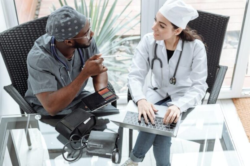 Médicas recebem menos da metade de salários dos homens