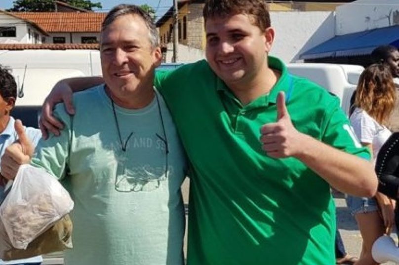 Felipe Monteiro, à direita, assume interinamente a prefeitura e se torna o prefeito mais jovem da história da cidade, aos 25 anos (Foto: divulgação)