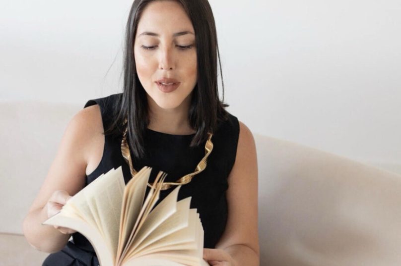 Escritora Vanessa Brunt é estudada em universidades do país