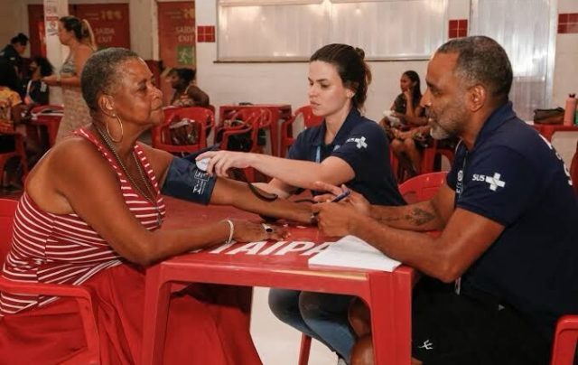 Atendimentos a laser beneficiam comunidades do Samba no RJ
