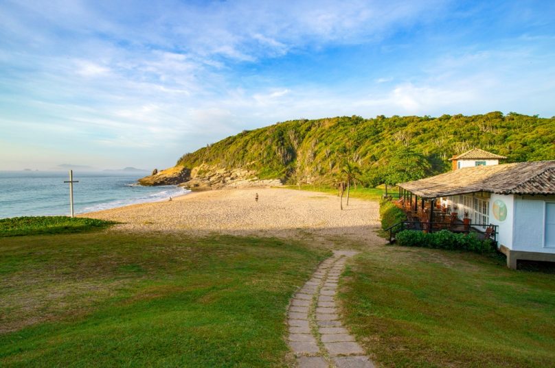 Praia das Caravelas e o histórico salão da praia. Imagem: Tuanã