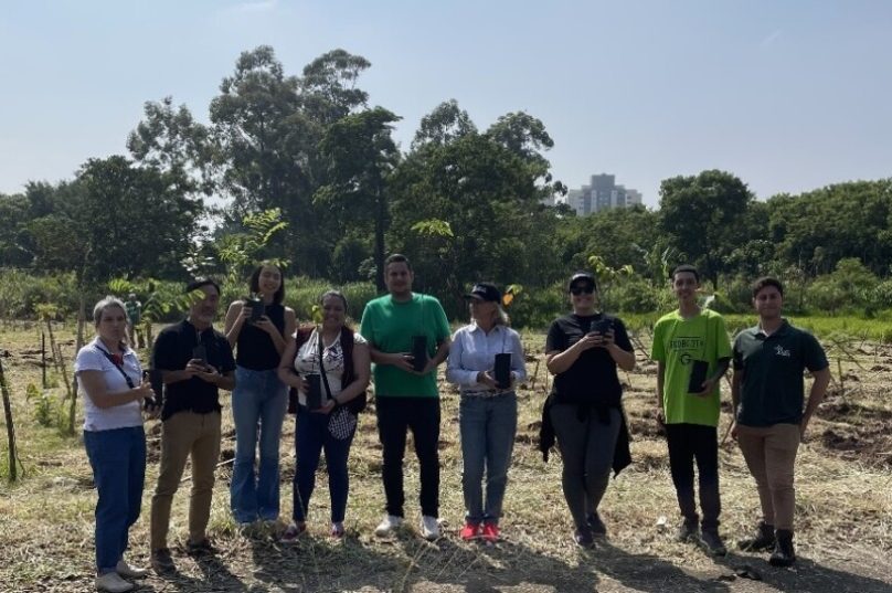 Empresa de ar-condicionado planta 50 mudas de árvores em SP
