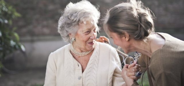 Setembro Lilás: lei garante cuidado integral ao Alzheimer