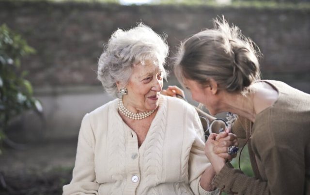 Setembro Lilás: lei garante cuidado integral ao Alzheimer