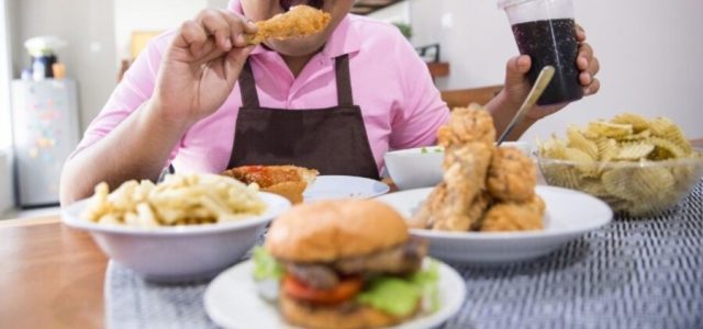 Especialista explica como a gula pode afetar a saúde